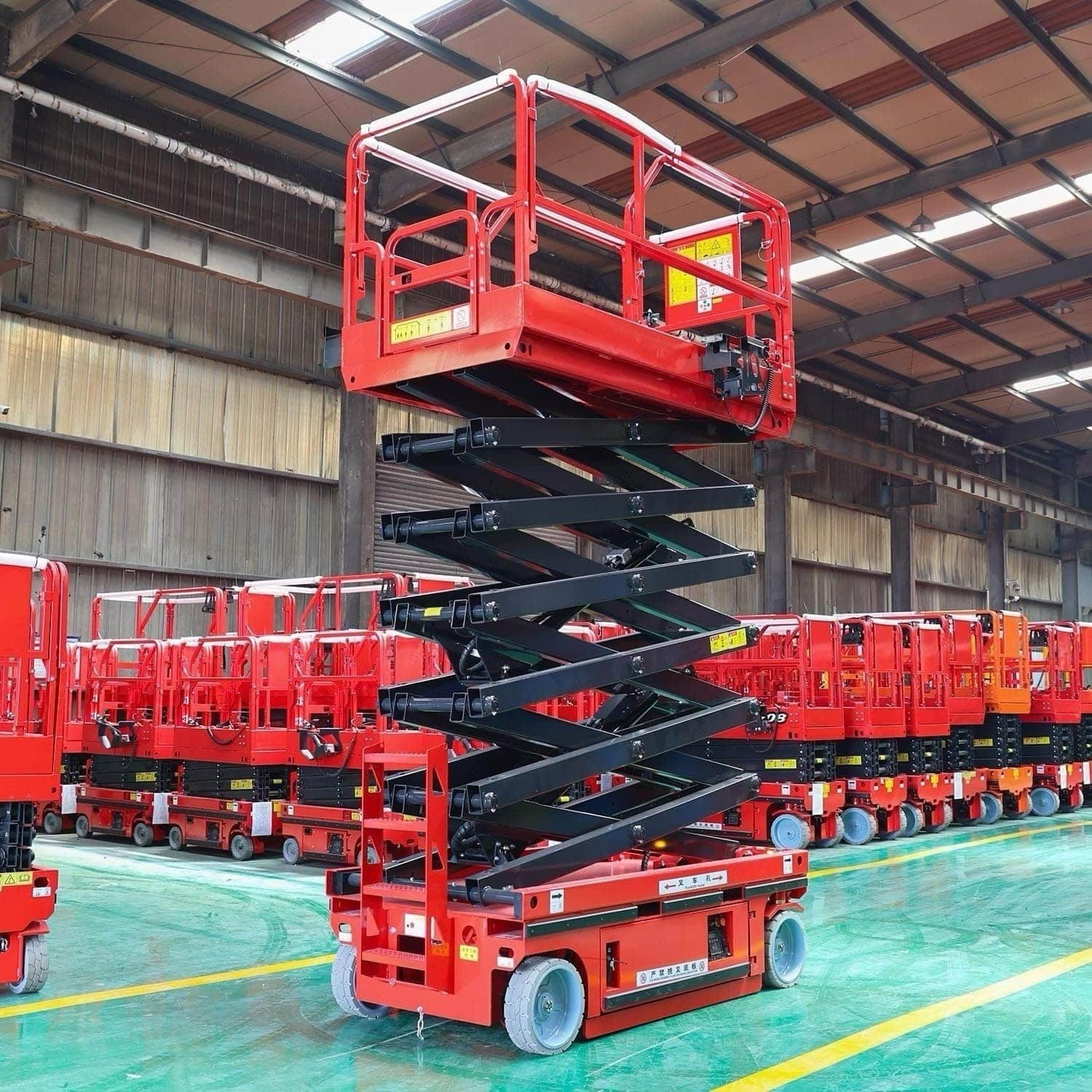 Hengjinrui's self-propelled scissor lift is used for high-altitude maintenance work