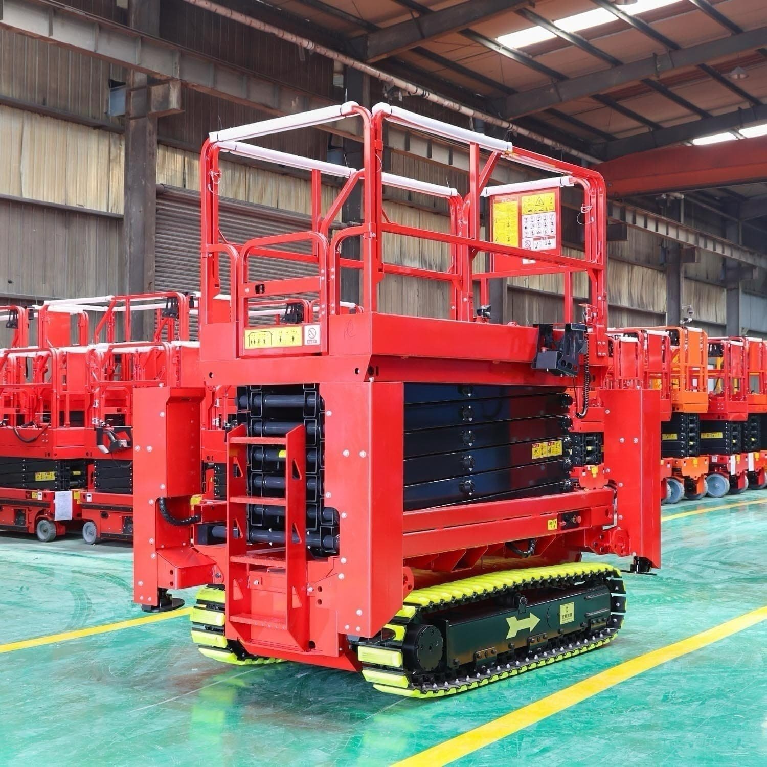 Hengjinrui's crawler self-propelled scissor lift is very suitable for high-altitude maintenance work on rugged terrain