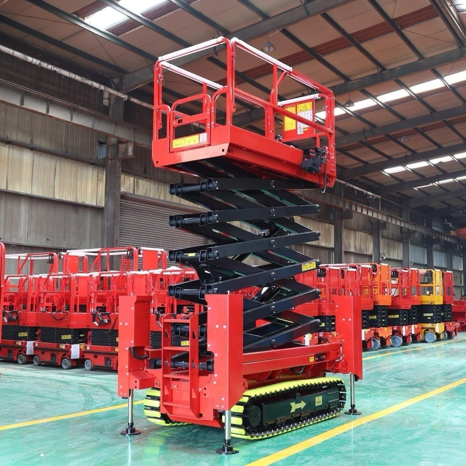 Hengjinrui's crawler self-propelled scissor lift can carry a maximum load of 330kg and rise to 14 meters.