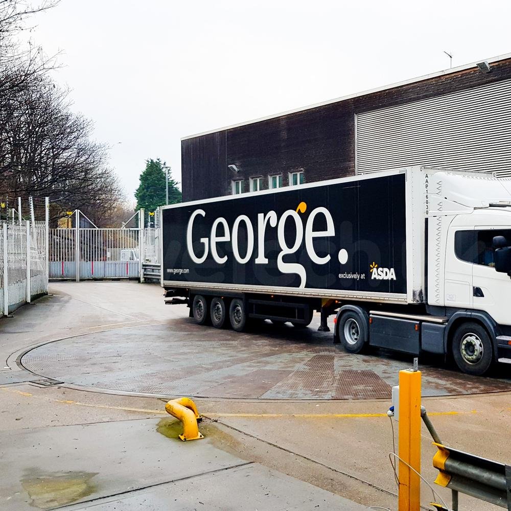 The hydraulic rotating platform has high load-bearing capacity and is used for turning vehicles in narrow spaces.