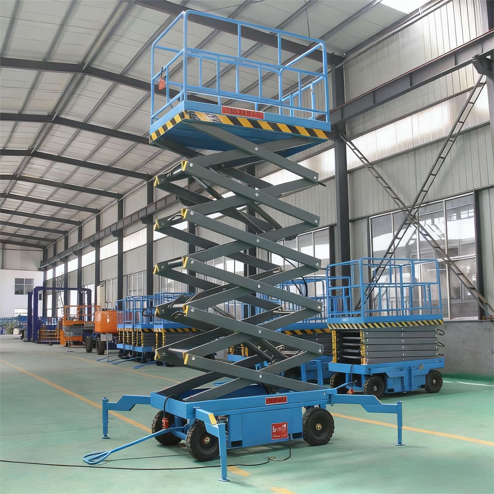 The towable scissor lift reaches a height of 14 meters, maintaining a safe and stable work surface.