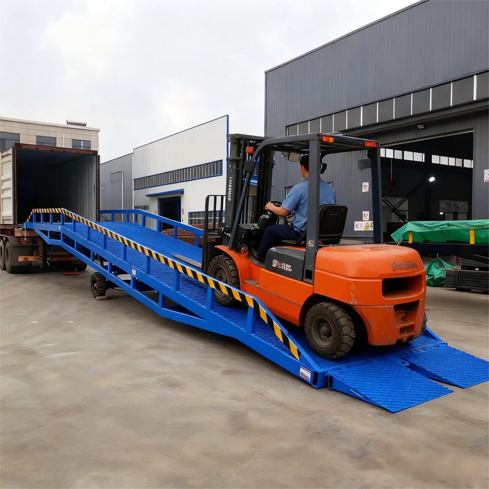 Hengjinrui's mobile dock ramps work in conjunction with forklifts for efficient cargo loading and unloading.